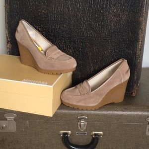 Michael Kors Tan Suede Wedge in Size 7.5